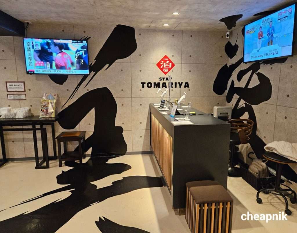 The front desk at Hotel Tomariya Ueno in Tokyo