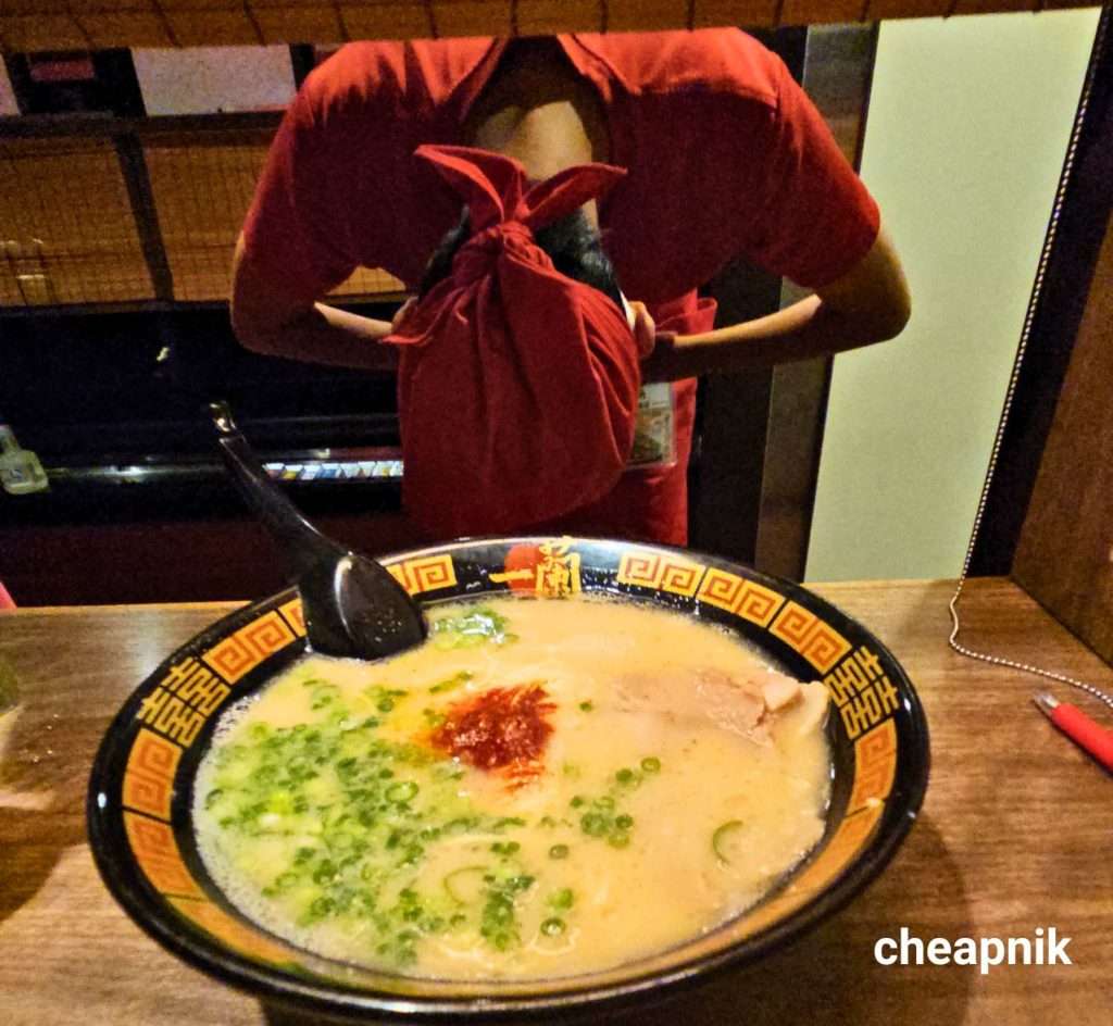 Ichiran Ramen_Staff bows after serving the ramen bowl