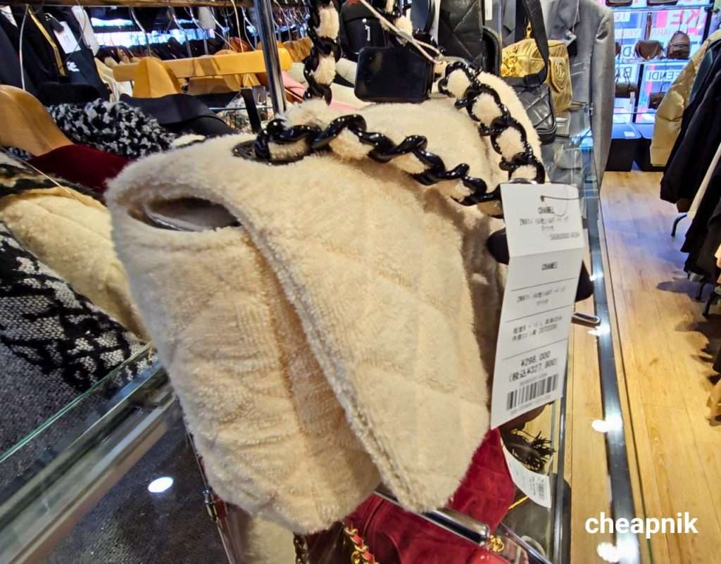 Brand Collect_Second hand white Chanel handbag