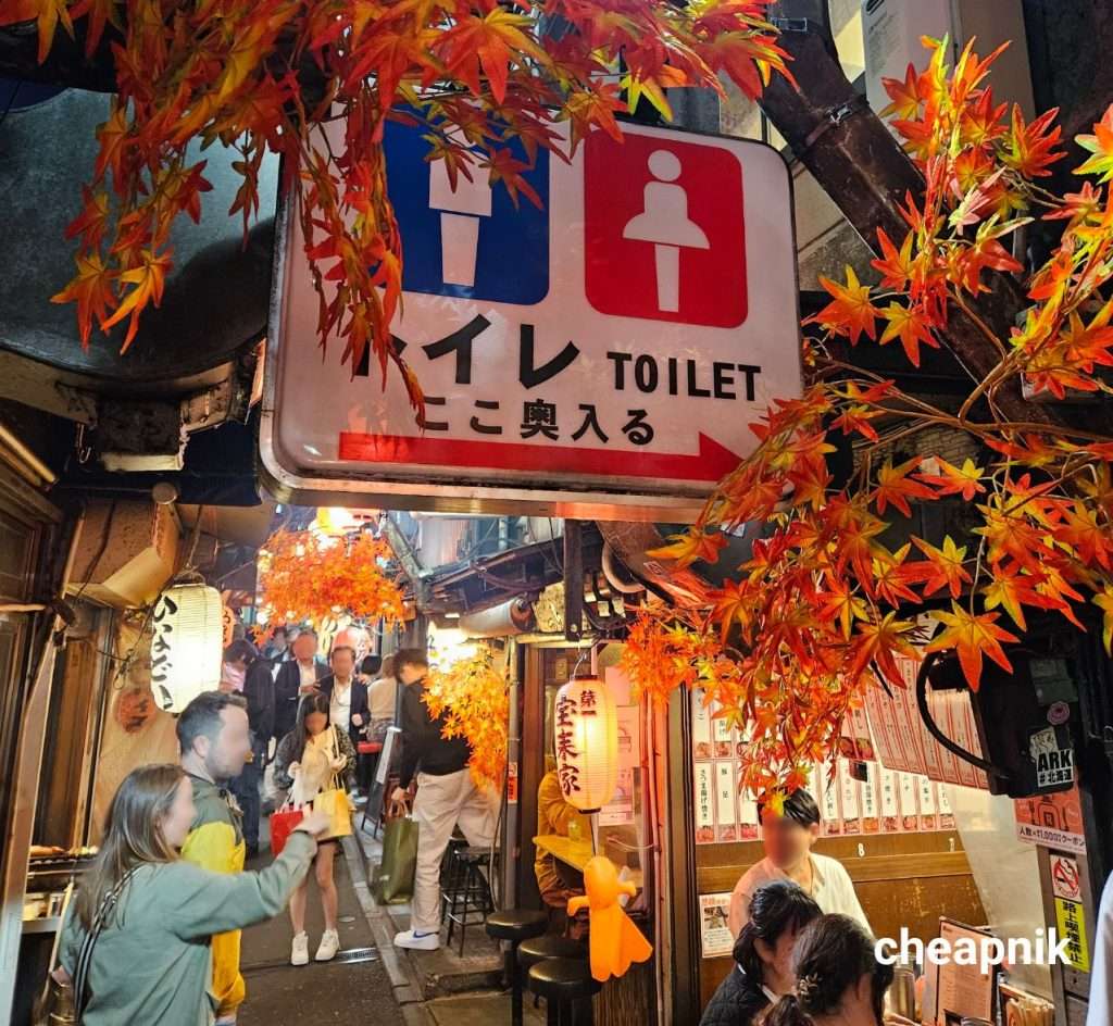 Omoide Yokocho_Toilet Sign at Piss Alley