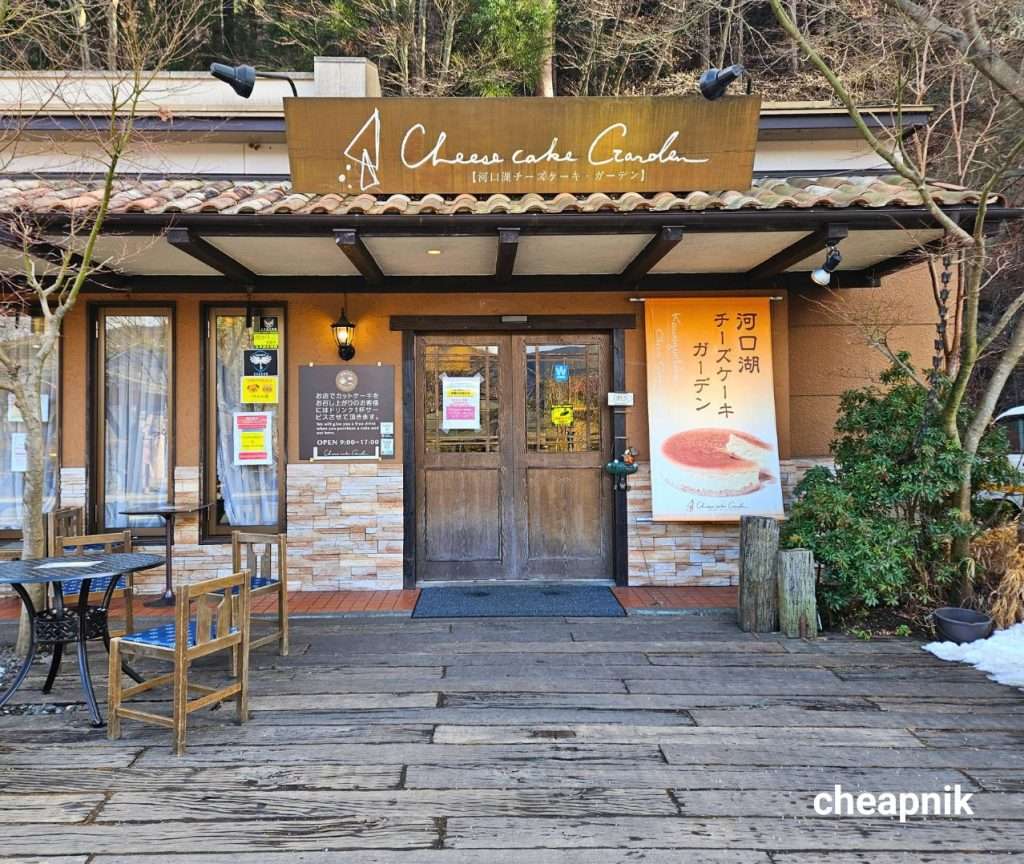 Cheesecake Garden cafe at Lake Kawaguchiko