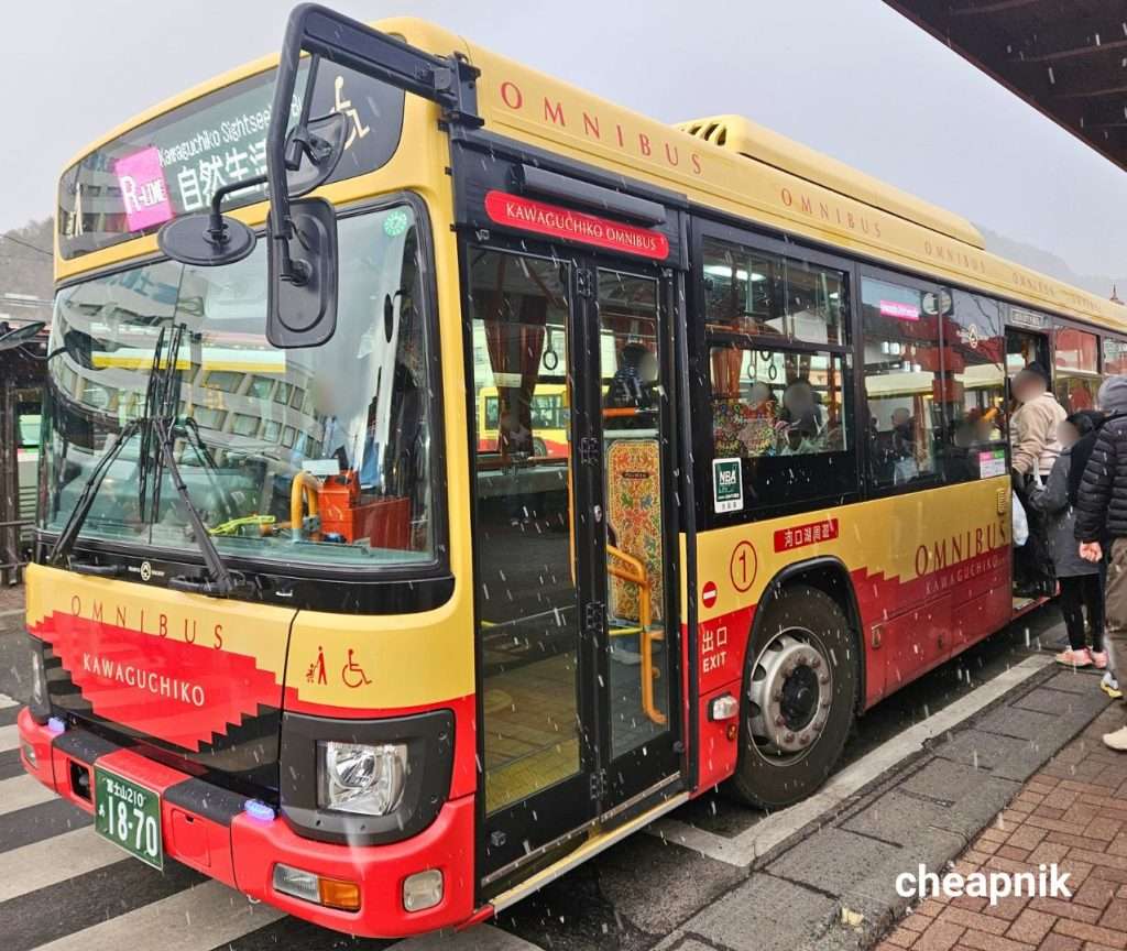 Red Line Omnibus_Kawaguchiko Sightseeing Bus at Kawaguchiko Station