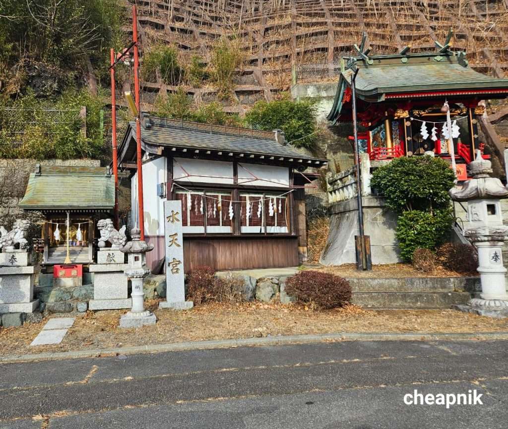 San Tamashi Kotsu Jinja Shrine in Lake Kawaguchiko