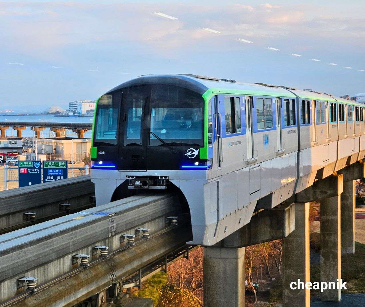Tokyo Monorail arriving at Haneda Airport