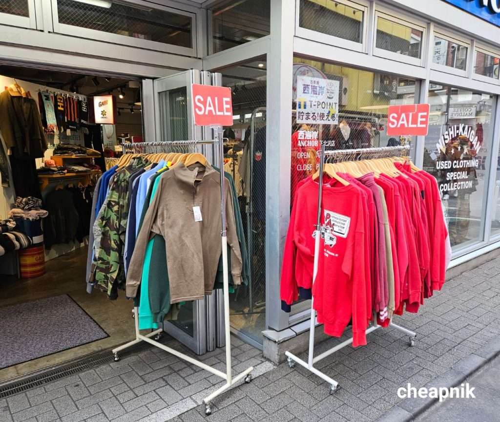 Clearance racks at Anchor Nishi-Kaigan West Coast Used Clothing Store