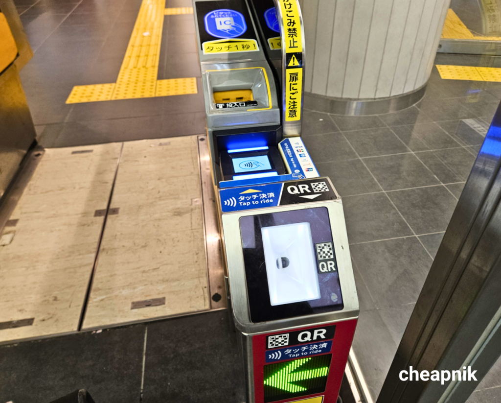 Entry options at the train station ticket gates_QR Code_Credit Card_IC Card